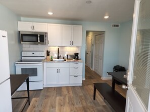 雪櫃、微波爐、焗爐、爐具