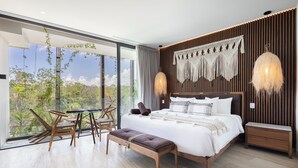 Un dormitorio moderno con una cama grande, paneles de madera y vistas a zonas verdes a través de amplios ventanales.