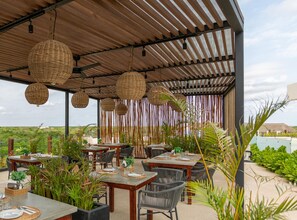Outdoor dining - Mistiq Gardens (Tulum)