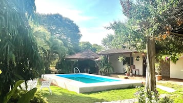 Una piscina al aire libre