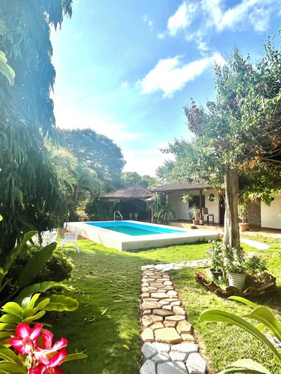 Resting cabin with a unique garden, swimming pool and Panamanian traditions.