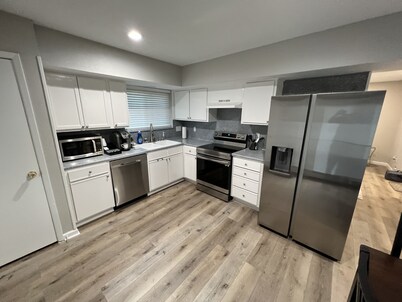Cheerful 2 bedroom home 20 minutes from downtown