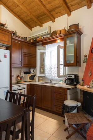 Fridge, microwave, oven, coffee/tea maker