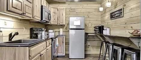 Réfrigérateur, micro-ondes, four, plaque de cuisson