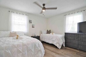 4 Schlafzimmer, Schreibtisch, Bügeleisen/Bügelbrett, kostenloses WLAN