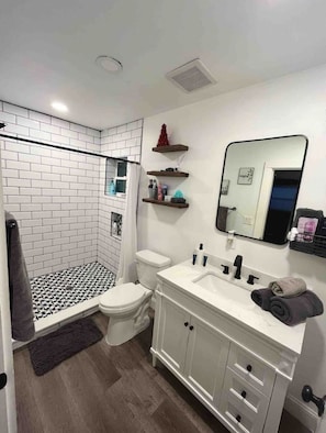 Combined shower/bathtub, hair dryer, towels, soap