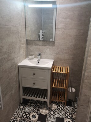 Shower - Charming studio apartment (La Rochelle)