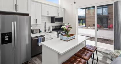 New Listing! Brand New 2 Bed/2 Bath Townhome w/ Hot tub, Fitness Center, & Pool!