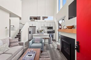 Smart TV, chimenea, libros y oficina 