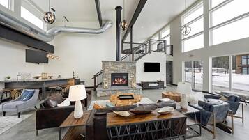 Smart TV, chimenea, libros y oficina