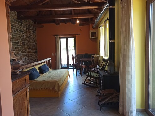 Traditional Stone House-Ten Minutes from the Beach