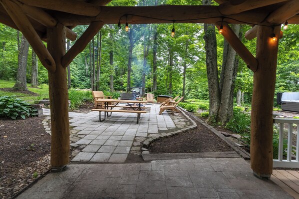 Outdoor dining - Hidden Haven on the Ding Dang; Pet- Friendly! (Charleston Township)