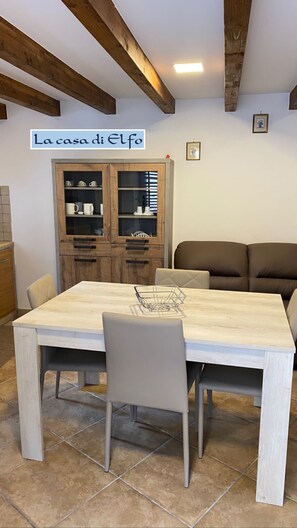 Kühlschrank, Herdplatte, Kochgeschirr/Geschirr/Besteck, Esstisch