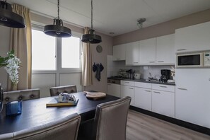 ثلاجة، ميكروويف، غسالة أطباق، ماكينة لصنع القهوة/الشاي