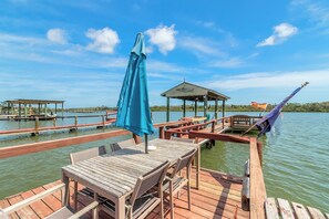 Outdoor dining - Bring your boat! Huge private dock and community ramp for you on the ICW. (Edgewater)