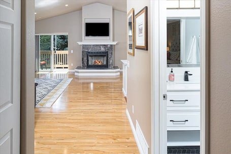 Interior. Contemporary Turnagain Townhome