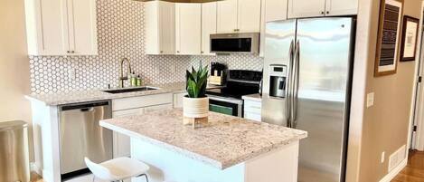 ثلاجة، ميكروويف، فرن، موقد طهي مسطح