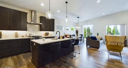 New Cozy, Modern 3-bedroom home. Close to dtwn CDA