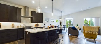 New Cozy, Modern 3-bedroom home. Close to dtwn CDA