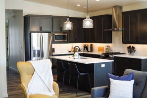 Een koelkast, een microgolfoven, een oven, een kookplaat