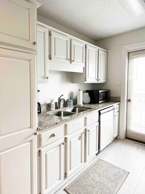 冰箱、微波炉、烤箱、炉灶