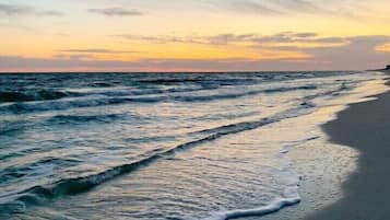 På stranden
