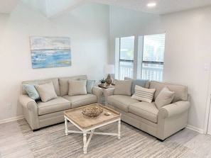 Smart TV - On the Beach and walk to restaurants and shops! (Gulf Shores)