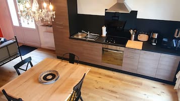 Réfrigérateur, micro-ondes, four, plaque de cuisson