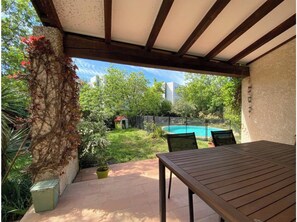 Outdoor dining - Magnificent family villa with pool in Montpellier (Montpellier)