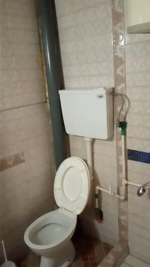 Duschwanne, Handtücher, Seife, Shampoo