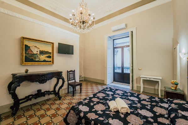 1 bedroom, desk, WiFi