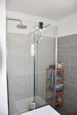 Dusche, Haartrockner, Toilettenpapier