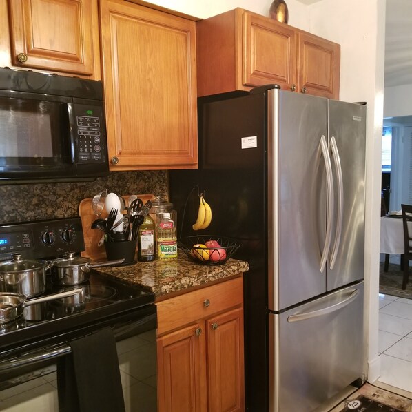 Frigorifero, microonde, forno, piano cottura