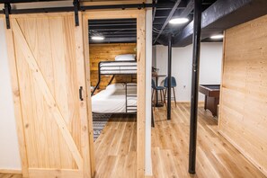 4 camere, una scrivania, ferro/asse da stiro, culla da viaggio