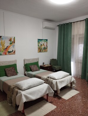 3 Schlafzimmer, Zimmersafe, Schreibtisch, Bügeleisen/Bügelbrett