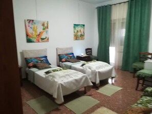 3 Schlafzimmer, Zimmersafe, Schreibtisch, Bügeleisen/Bügelbrett