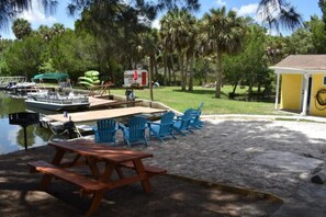 Outdoor dining - The Funky Flamingo - Neptune's Grotto Old Florida Adventure Retreats (Weeki Wachee)