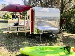 Outdoor dining - The Funky Flamingo - Neptune's Grotto Old Florida Adventure Retreats (Weeki Wachee)