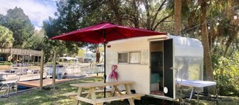 The Funky Flamingo - Neptune's Grotto Old Florida Adventure Retreats