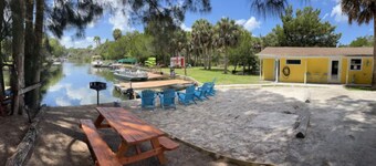 The Funky Flamingo - Neptune's Grotto Old Florida Adventure Retreats