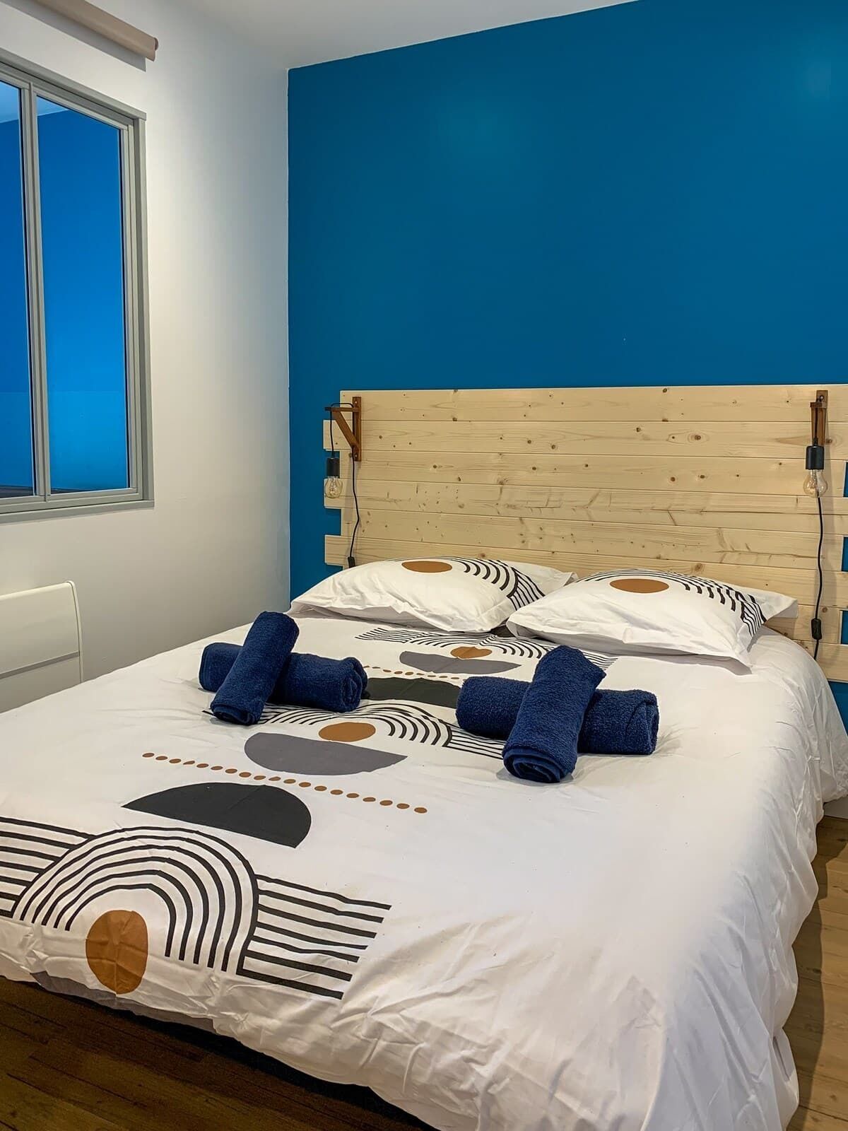 2 slaapkamers, een bureau, een strijkplank/strijkijzer, reisbedje