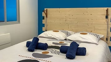 2 slaapkamers, een bureau, een strijkplank/strijkijzer, reisbedje