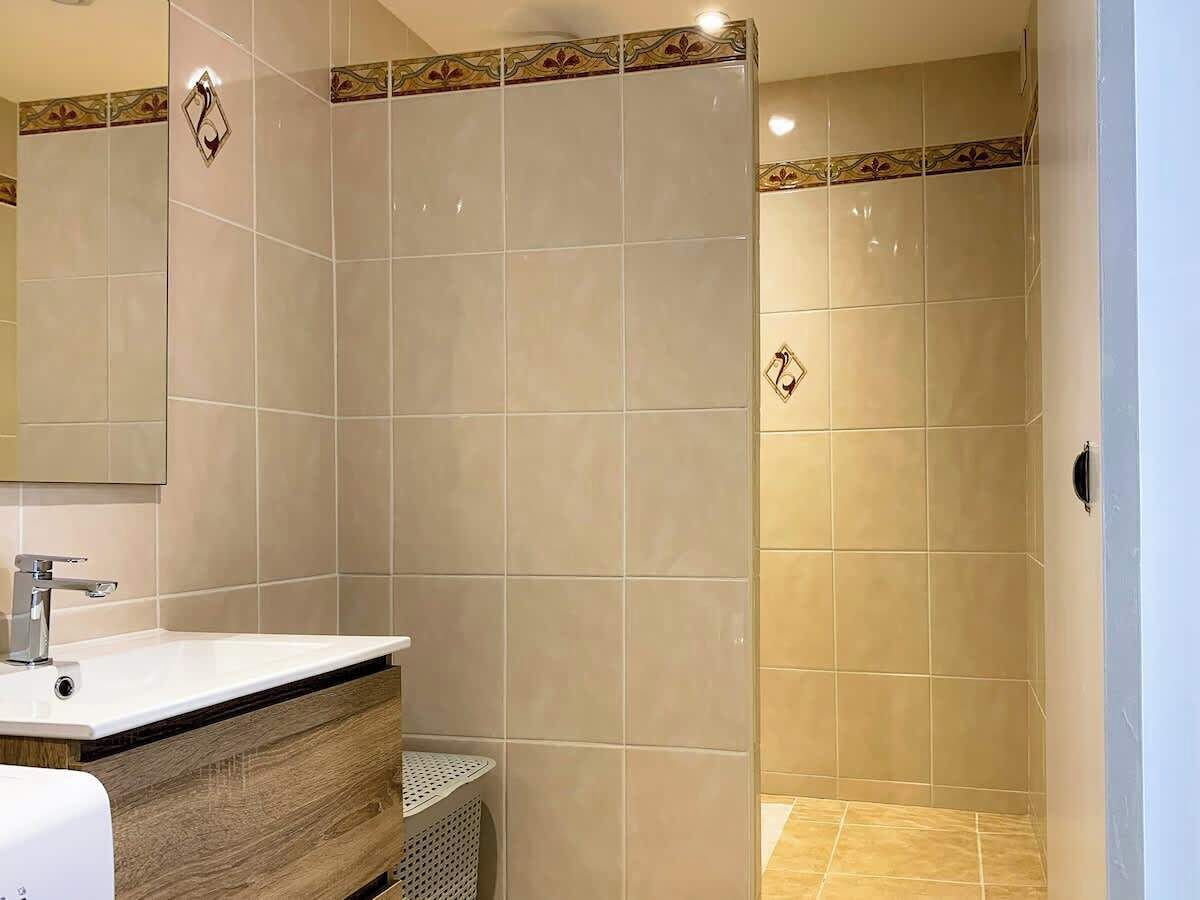 Een douche, een haardroger, handdoeken, zeep