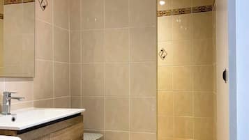 Een douche, een haardroger, handdoeken, zeep