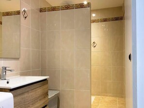 Shower, hair dryer, towels, soap - Cosy atmosphere - Historical center (Buxy)