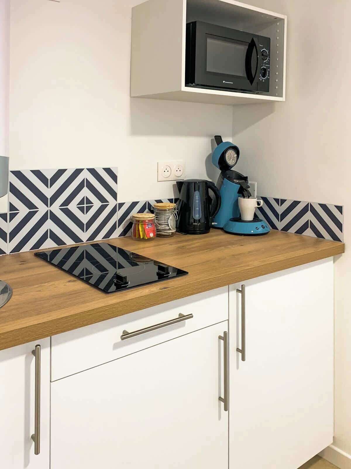 Coffee/tea maker, fridge, microwave, stovetop