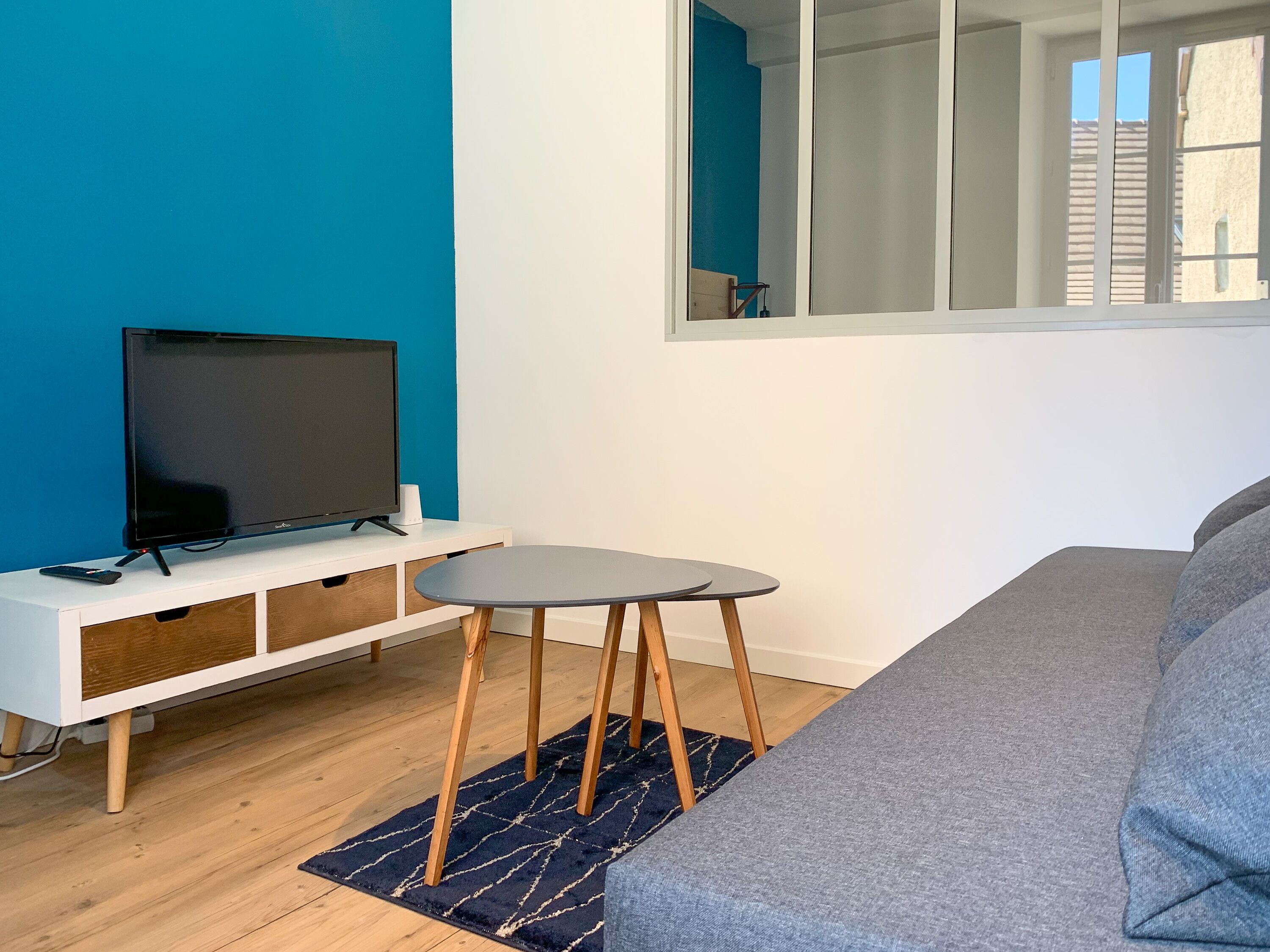 Smart TV, fireplace, books, stereo