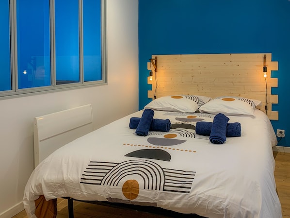 1 dormitori, escriptori i planxa i posts de planxar