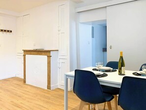 Dining - Cosy atmosphere - Historical center (Buxy)