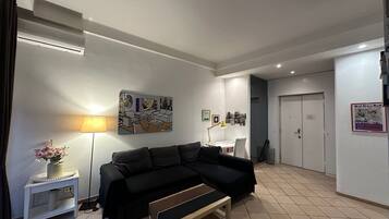 Smart TV, reproductor de DVD, libros y videoteca